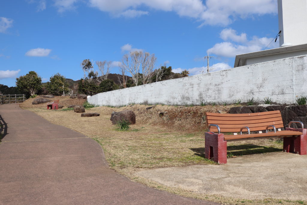 長崎鼻灯台公園周りのベンチ