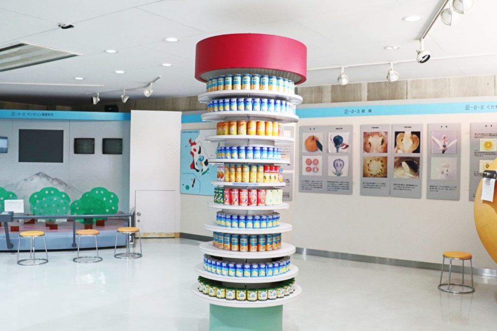 日本マンダリンセンター1Fのみかんジュースの展示