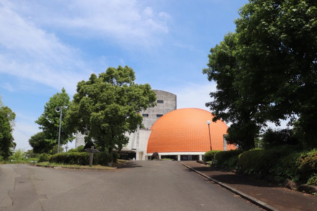 日本マンダリンセンターの外観はみかんの形をしたドーム型