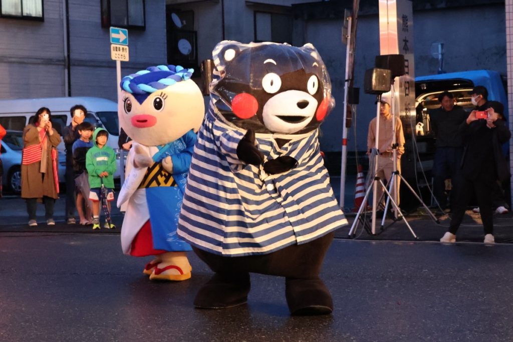 2024年雨の中、くまモン登場