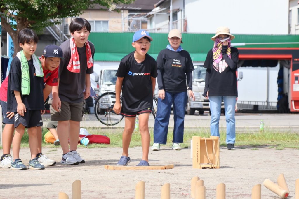 雄たけびを上げる小学生