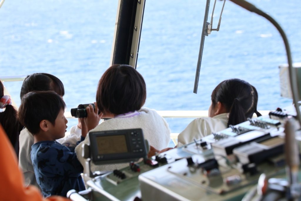 見張り役をする園児