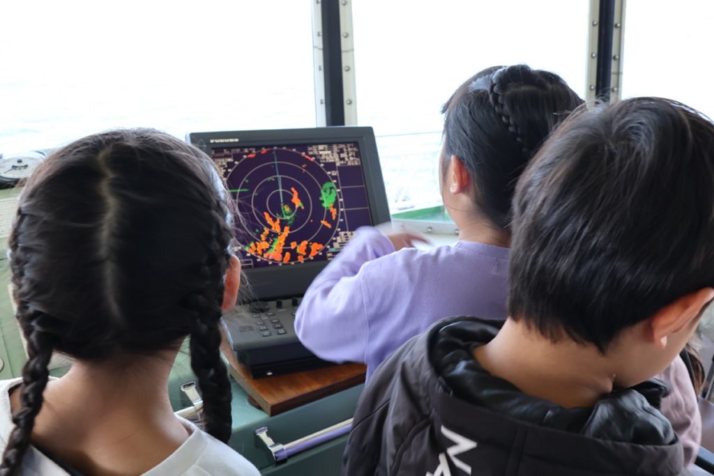 レーダーが気になる園児