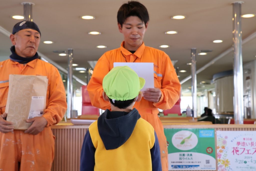 絵を描いてくれた園児へ表彰